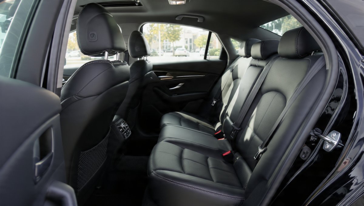 Swiss Taxi Nyon propose un service de transport haut de gamme et sur mesure pour vos séminaires d’entreprise dans la région de La Côte et le canton de Vaud. Grâce à notre flotte variée (berlines business et vans Mercedes Classe V), nous assurons la coordination complète de vos navettes de groupe, la mise à disposition de chauffeurs à l'heure ou à la journée, ainsi qu'un accueil personnalisé à l'Aéroport de Genève avec suivi des vols en temps réel. Pensée pour les professionnels, notre offre B2B garantit une tarification fixe et transparente, une ligne directe pour les organisateurs et une facturation d'entreprise mensuelle centralisée pour tous vos déplacements vers les grands lieux de séminaire de la région. Taxi